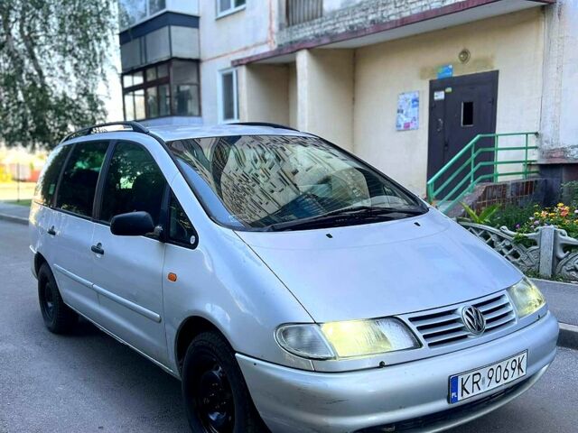 Серый Фольксваген Шаран, объемом двигателя 1.9 л и пробегом 320 тыс. км за 2150 $, фото 1 на Automoto.ua