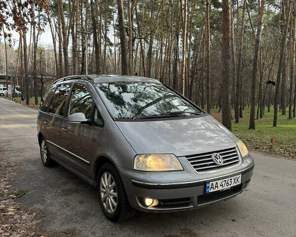 Серый Фольксваген Шаран, объемом двигателя 1.9 л и пробегом 300 тыс. км за 4450 $, фото 1 на Automoto.ua