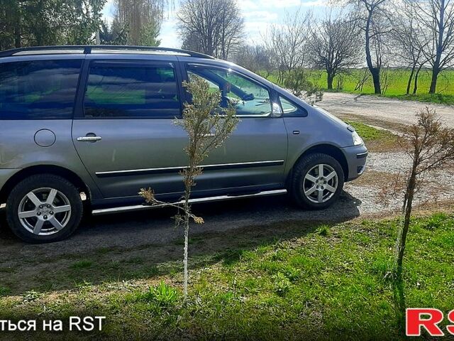 Серый Фольксваген Шаран, объемом двигателя 1.8 л и пробегом 298 тыс. км за 5500 $, фото 1 на Automoto.ua