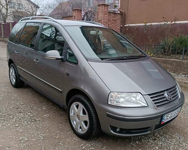 Сірий Фольксваген Шаран, об'ємом двигуна 2 л та пробігом 350 тис. км за 5300 $, фото 1 на Automoto.ua
