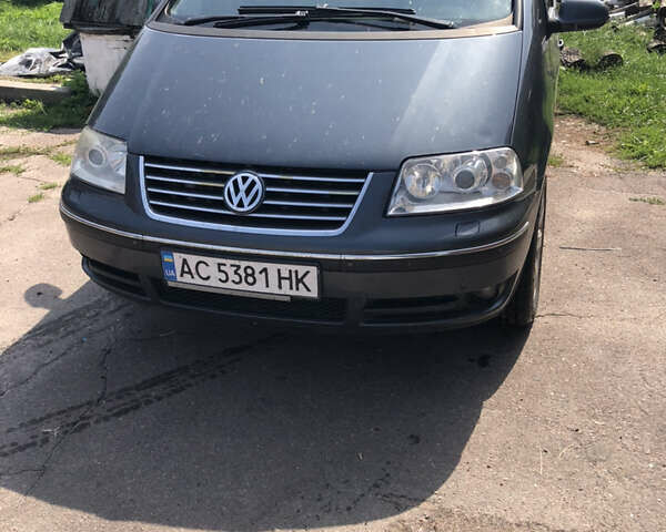 Серый Фольксваген Шаран, объемом двигателя 1.9 л и пробегом 403 тыс. км за 5000 $, фото 1 на Automoto.ua