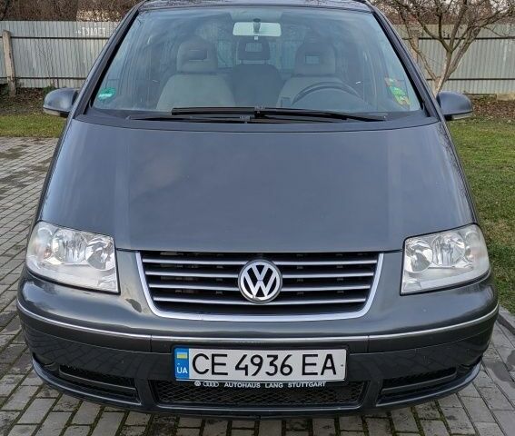 Серый Фольксваген Шаран, объемом двигателя 2 л и пробегом 296 тыс. км за 8000 $, фото 1 на Automoto.ua