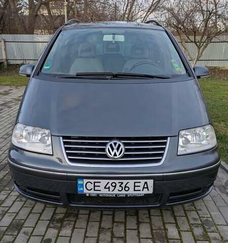 Серый Фольксваген Шаран, объемом двигателя 2 л и пробегом 296 тыс. км за 8000 $, фото 1 на Automoto.ua