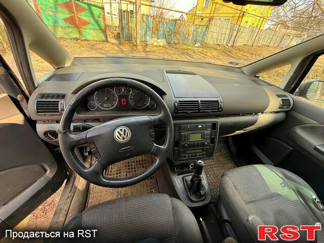 Серый Фольксваген Шаран, объемом двигателя 2 л и пробегом 440 тыс. км за 2150 $, фото 1 на Automoto.ua