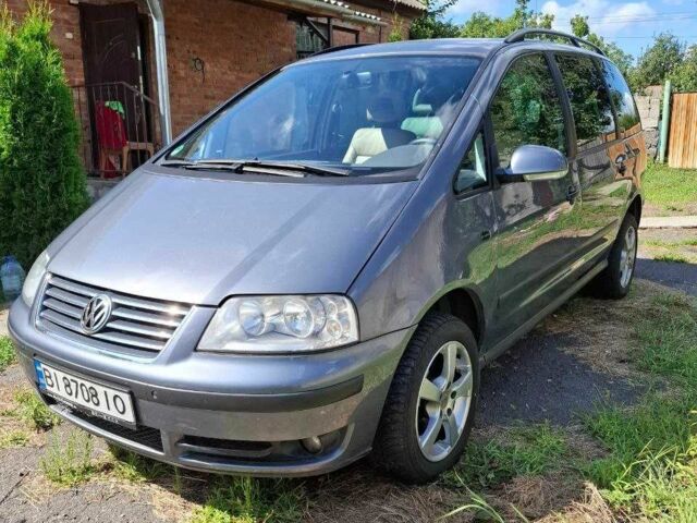 Серый Фольксваген Шаран, объемом двигателя 1.8 л и пробегом 250 тыс. км за 5400 $, фото 1 на Automoto.ua