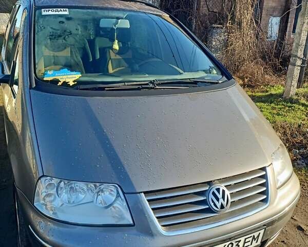 Серый Фольксваген Шаран, объемом двигателя 2 л и пробегом 360 тыс. км за 7800 $, фото 1 на Automoto.ua