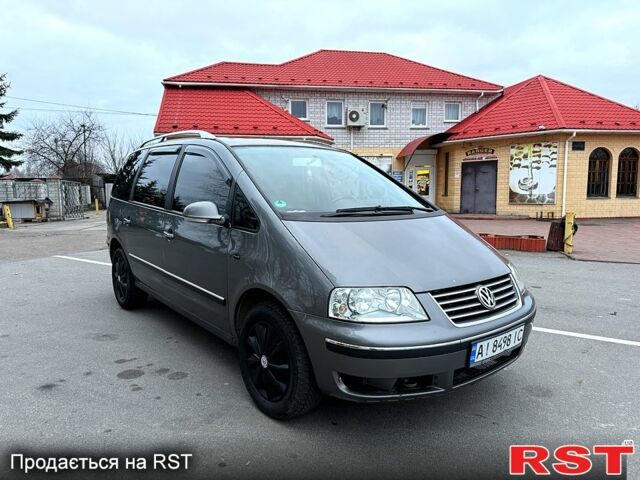 Серый Фольксваген Шаран, объемом двигателя 1.9 л и пробегом 300 тыс. км за 6800 $, фото 1 на Automoto.ua