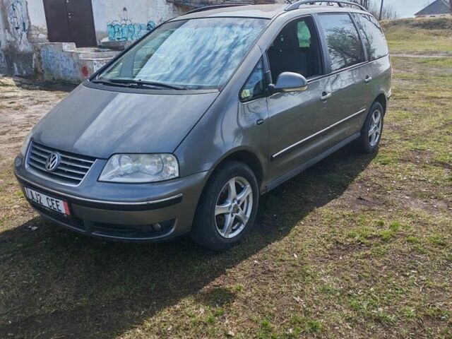 Сірий Фольксваген Шаран, об'ємом двигуна 2 л та пробігом 370 тис. км за 2866 $, фото 1 на Automoto.ua