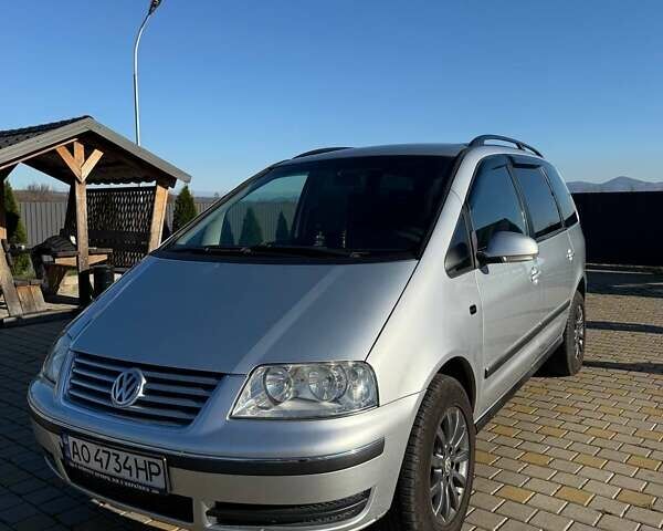 Серый Фольксваген Шаран, объемом двигателя 2 л и пробегом 318 тыс. км за 7500 $, фото 1 на Automoto.ua