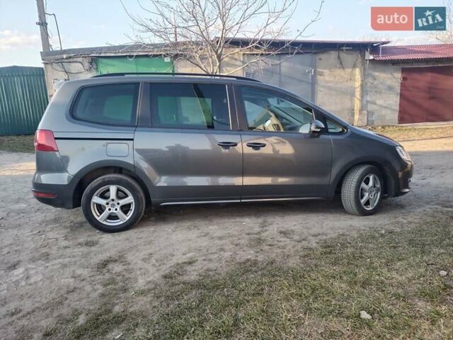 Серый Фольксваген Шаран, объемом двигателя 1.97 л и пробегом 322 тыс. км за 12500 $, фото 1 на Automoto.ua