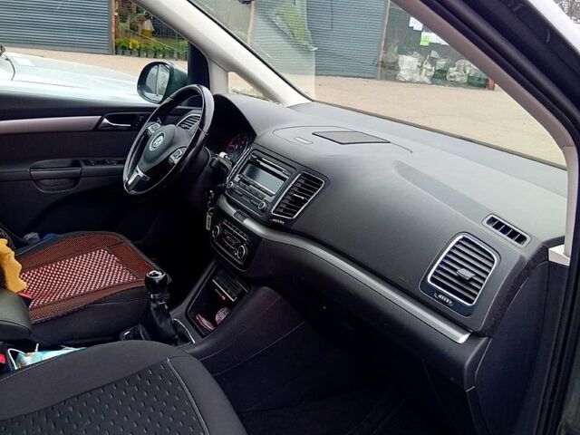 Серый Фольксваген Шаран, объемом двигателя 2 л и пробегом 360 тыс. км за 13000 $, фото 1 на Automoto.ua