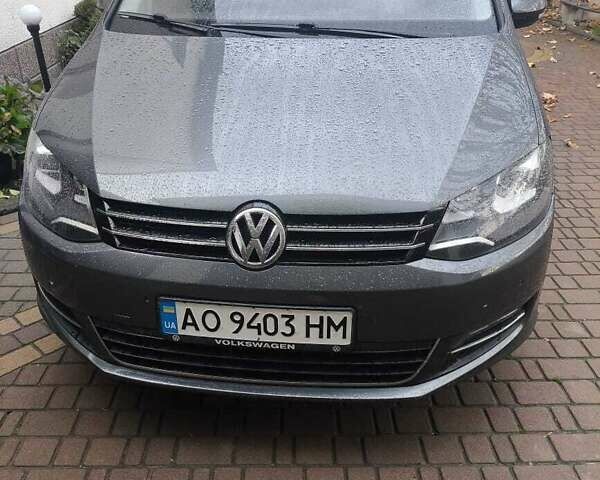 Серый Фольксваген Шаран, объемом двигателя 2 л и пробегом 355 тыс. км за 12300 $, фото 1 на Automoto.ua