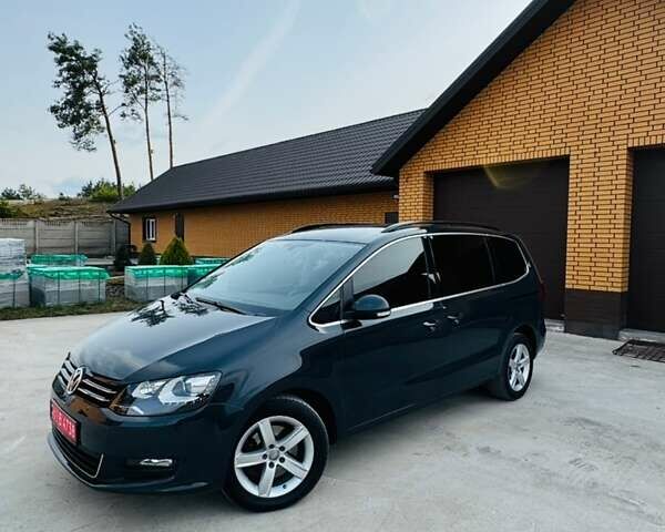 Серый Фольксваген Шаран, объемом двигателя 2 л и пробегом 268 тыс. км за 16500 $, фото 1 на Automoto.ua