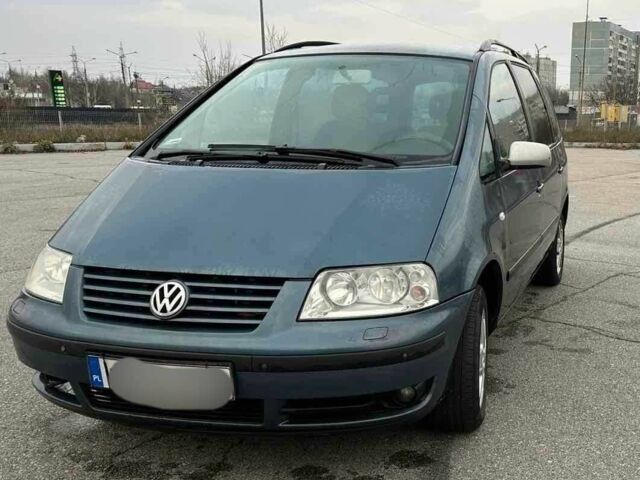 Серый Фольксваген Шаран, объемом двигателя 1.9 л и пробегом 300 тыс. км за 2800 $, фото 1 на Automoto.ua