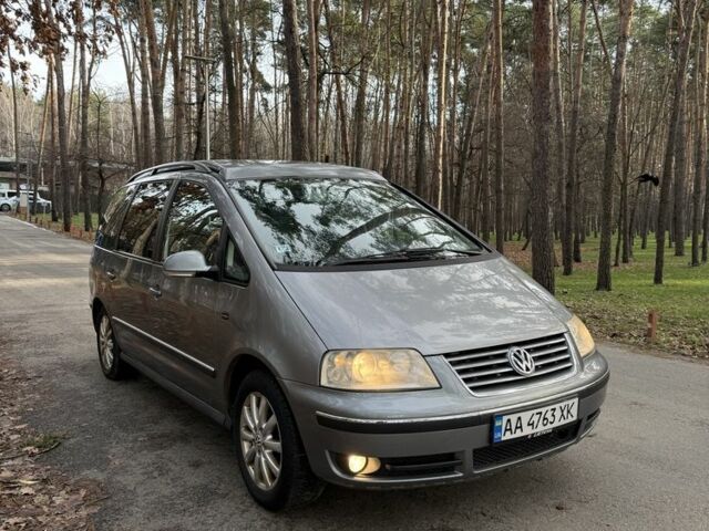 Серый Фольксваген Шаран, объемом двигателя 1.9 л и пробегом 300 тыс. км за 4450 $, фото 1 на Automoto.ua