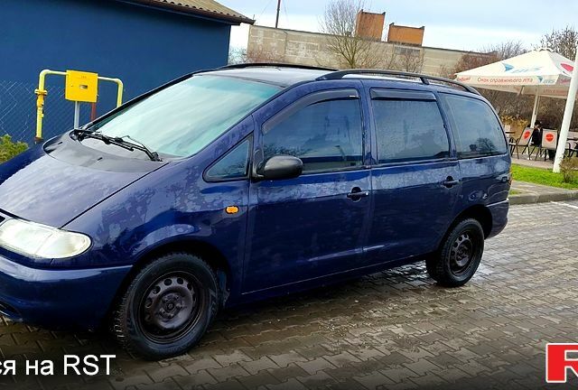 Синий Фольксваген Шаран, объемом двигателя 2 л и пробегом 325 тыс. км за 3000 $, фото 1 на Automoto.ua