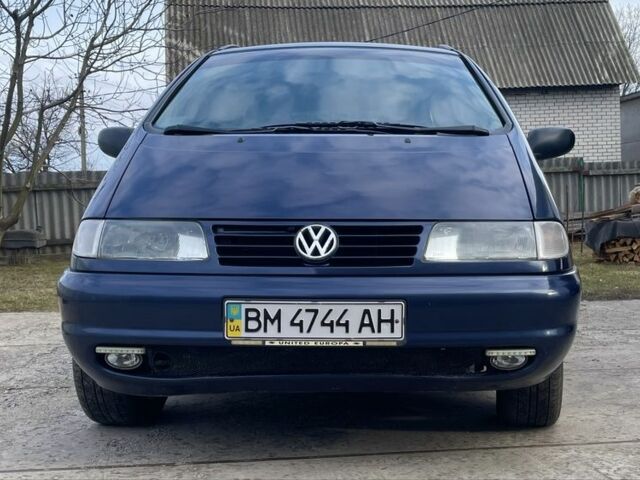 Синий Фольксваген Шаран, объемом двигателя 1.9 л и пробегом 294 тыс. км за 4700 $, фото 1 на Automoto.ua