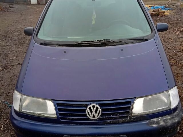 Синій Фольксваген Шаран, об'ємом двигуна 2 л та пробігом 300 тис. км за 1000 $, фото 1 на Automoto.ua