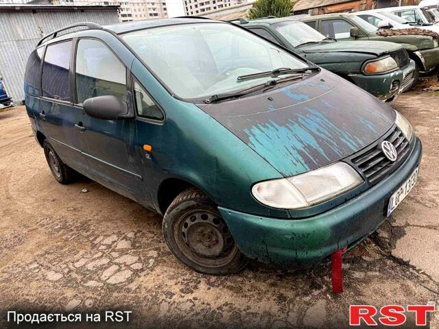 Синий Фольксваген Шаран, объемом двигателя 1.8 л и пробегом 297 тыс. км за 900 $, фото 1 на Automoto.ua