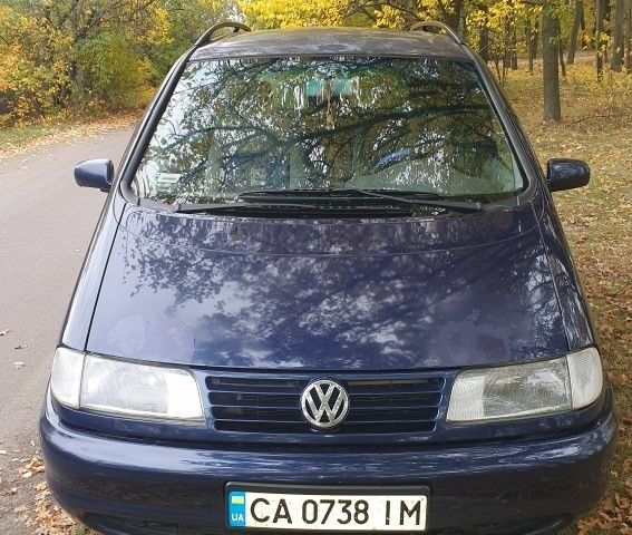 Фольксваген Шаран 1999 в Черкассах на Automoto.ua Синий Фольксваген Шаран, объемом двигателя 1.9 л и пробегом 379 тыс. км за 4200 $, фото 1 на Automoto.ua