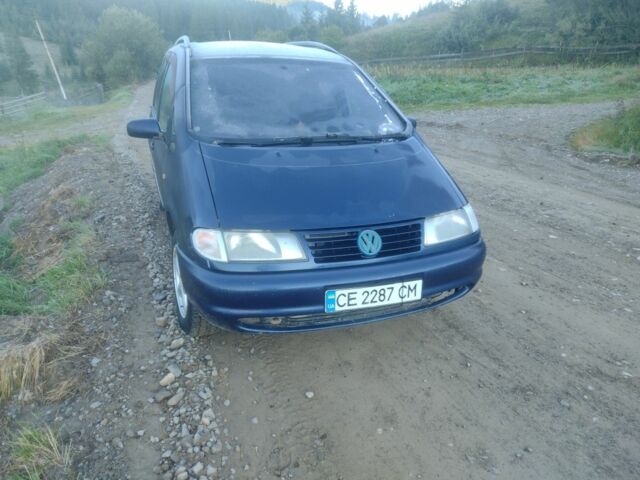 Синий Фольксваген Шаран, объемом двигателя 1.8 л и пробегом 300 тыс. км за 2700 $, фото 1 на Automoto.ua