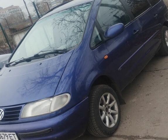 Синий Фольксваген Шаран, объемом двигателя 2.3 л и пробегом 400 тыс. км за 2300 $, фото 1 на Automoto.ua