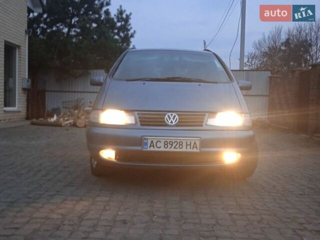 Синий Фольксваген Шаран, объемом двигателя 1.78 л и пробегом 308 тыс. км за 2700 $, фото 1 на Automoto.ua