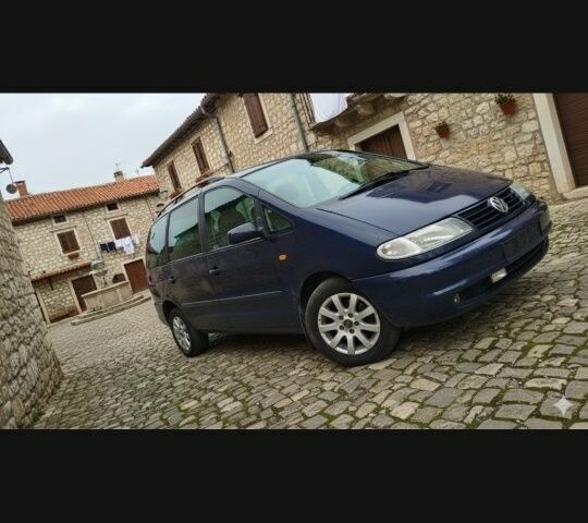 Синий Фольксваген Шаран, объемом двигателя 2 л и пробегом 420 тыс. км за 2850 $, фото 1 на Automoto.ua