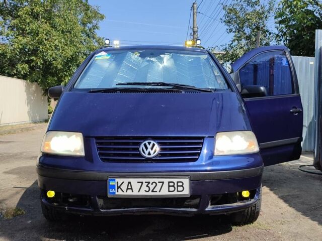 Синій Фольксваген Шаран, об'ємом двигуна 2 л та пробігом 335 тис. км за 3800 $, фото 1 на Automoto.ua