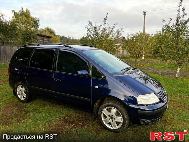 Синий Фольксваген Шаран, объемом двигателя 1.8 л и пробегом 300 тыс. км за 3700 $, фото 1 на Automoto.ua