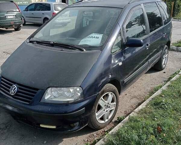 Синий Фольксваген Шаран, объемом двигателя 1.9 л и пробегом 600 тыс. км за 3500 $, фото 1 на Automoto.ua