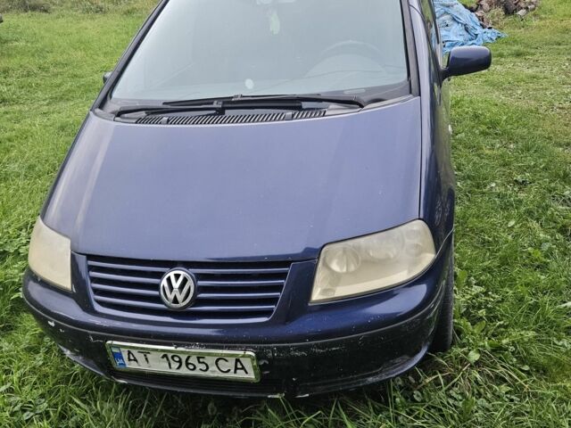 Синий Фольксваген Шаран, объемом двигателя 1.8 л и пробегом 300 тыс. км за 3500 $, фото 1 на Automoto.ua