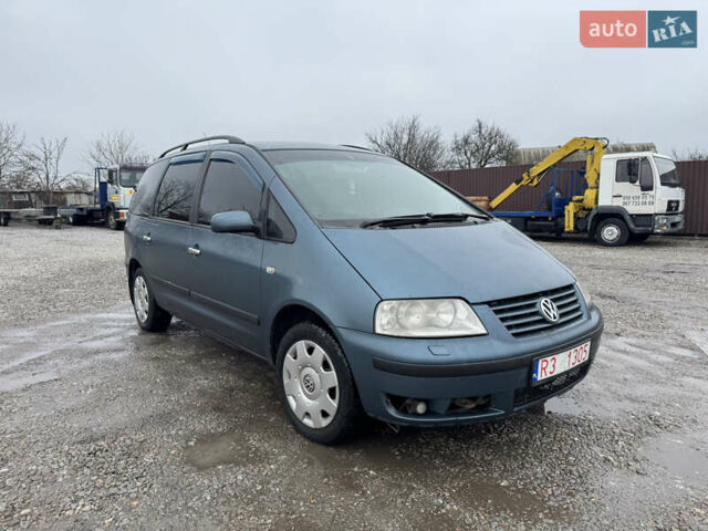 Синий Фольксваген Шаран, объемом двигателя 1.9 л и пробегом 232 тыс. км за 2200 $, фото 1 на Automoto.ua