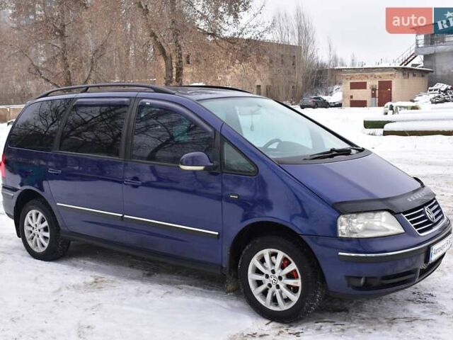 Синий Фольксваген Шаран, объемом двигателя 2 л и пробегом 219 тыс. км за 4900 $, фото 1 на Automoto.ua