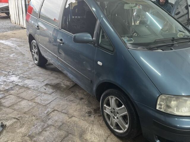 Синій Фольксваген Шаран, об'ємом двигуна 1.9 л та пробігом 300 тис. км за 1600 $, фото 1 на Automoto.ua