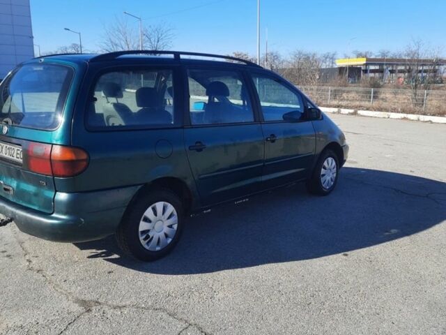 Зеленый Фольксваген Шаран, объемом двигателя 1.9 л и пробегом 610 тыс. км за 1800 $, фото 1 на Automoto.ua