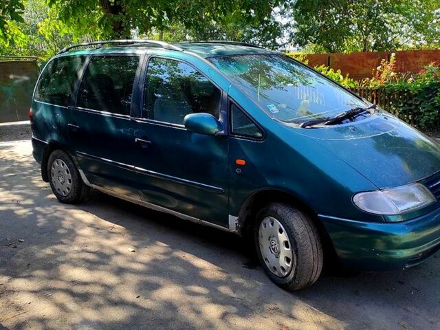 Зеленый Фольксваген Шаран, объемом двигателя 1.9 л и пробегом 599 тыс. км за 2000 $, фото 1 на Automoto.ua