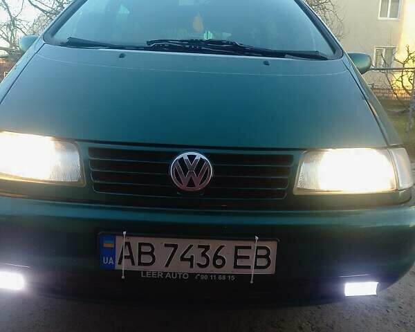 Зеленый Фольксваген Шаран, объемом двигателя 2 л и пробегом 346 тыс. км за 2650 $, фото 1 на Automoto.ua