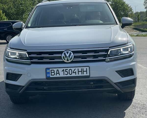 Белый Фольксваген Tiguan Allspace, объемом двигателя 0 л и пробегом 106 тыс. км за 24700 $, фото 1 на Automoto.ua