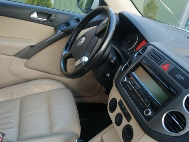 Білий Фольксваген Тігуан, об'ємом двигуна 2 л та пробігом 322 тис. км за 10500 $, фото 1 на Automoto.ua