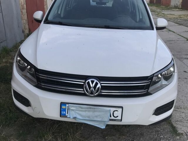 Білий Фольксваген Тігуан, об'ємом двигуна 2 л та пробігом 125 тис. км за 10000 $, фото 1 на Automoto.ua