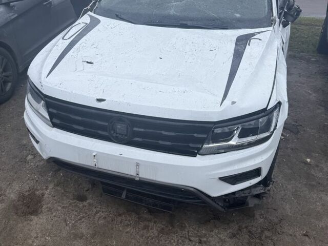 Белый Фольксваген Тигуан, объемом двигателя 2 л и пробегом 6 тыс. км за 1000 $, фото 1 на Automoto.ua