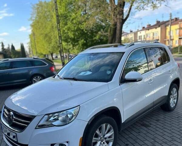 Белый Фольксваген Тигуан, объемом двигателя 2.36 л и пробегом 200 тыс. км за 9000 $, фото 1 на Automoto.ua