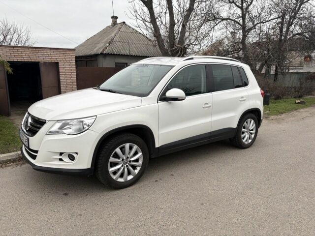 Белый Фольксваген Тигуан, объемом двигателя 2 л и пробегом 276 тыс. км за 9999 $, фото 1 на Automoto.ua