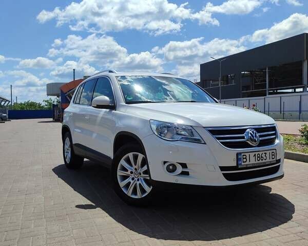 Білий Фольксваген Тігуан, об'ємом двигуна 2 л та пробігом 210 тис. км за 13500 $, фото 1 на Automoto.ua