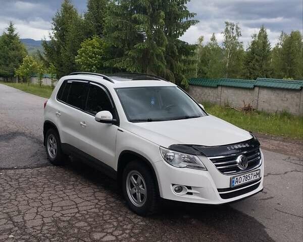 Белый Фольксваген Тигуан, объемом двигателя 2 л и пробегом 217 тыс. км за 12450 $, фото 1 на Automoto.ua