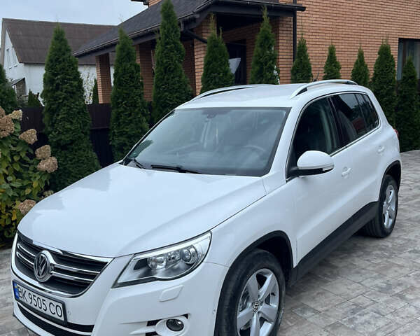 Фольксваген Тигуан 2011 в Вараш (Кузнецовск) на Automoto.ua Белый Фольксваген Тигуан, объемом двигателя 1.97 л и пробегом 221 тыс. км за 13000 $, фото 1 на Automoto.ua
