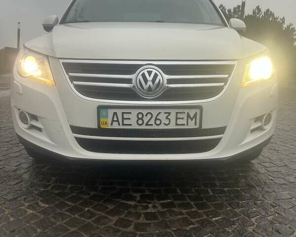 Білий Фольксваген Тігуан, об'ємом двигуна 2 л та пробігом 252 тис. км за 9990 $, фото 1 на Automoto.ua