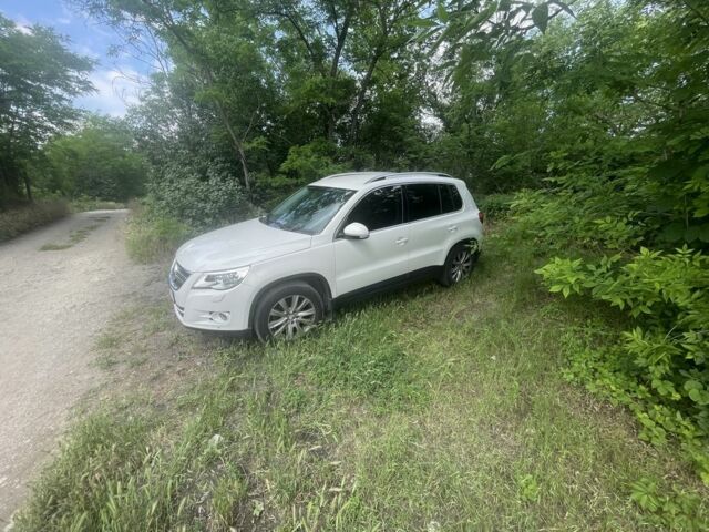 Белый Фольксваген Тигуан, объемом двигателя 2 л и пробегом 278 тыс. км за 10000 $, фото 1 на Automoto.ua