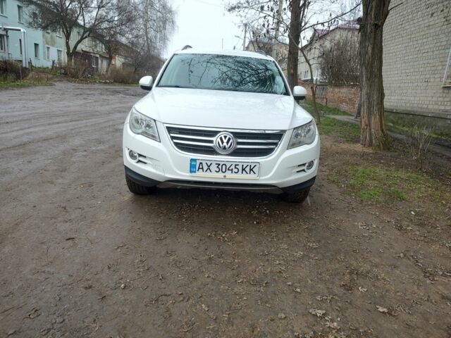 Белый Фольксваген Тигуан, объемом двигателя 2 л и пробегом 170 тыс. км за 9500 $, фото 1 на Automoto.ua